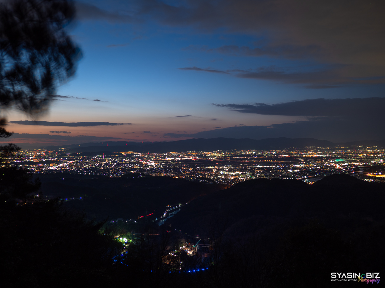 槇尾山展望台の夜景 – 天ケ瀬森林公園の展望台から京都盆地を眺める