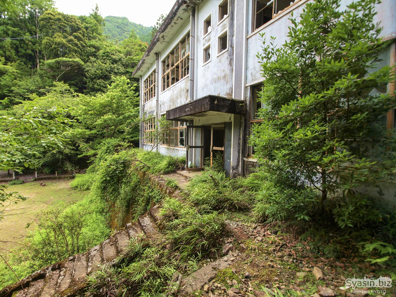 東ノ川小中学校 – 湖畔の崩壊学校と廃集落
