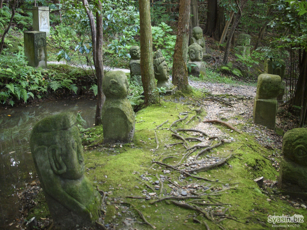一休寺にある謎の羅漢像が並ぶ二十世紀の森