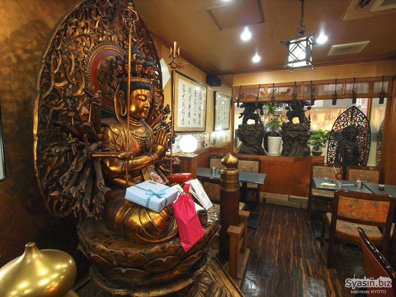 大阪の仏像カフェ「篝（ｶｶﾞﾘ）」は店内に貴重な仏像がズラリ