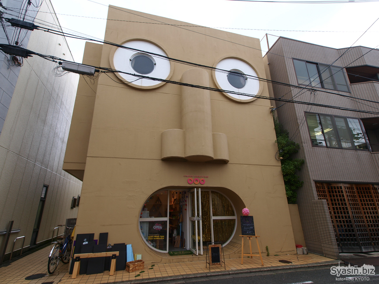 京都二条の「顔の家」一度見たら忘れない！強烈なビジュアル