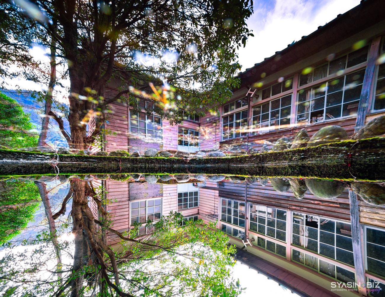 水色の廃校 – 水面に映ったパラレルワールドの木造校舎