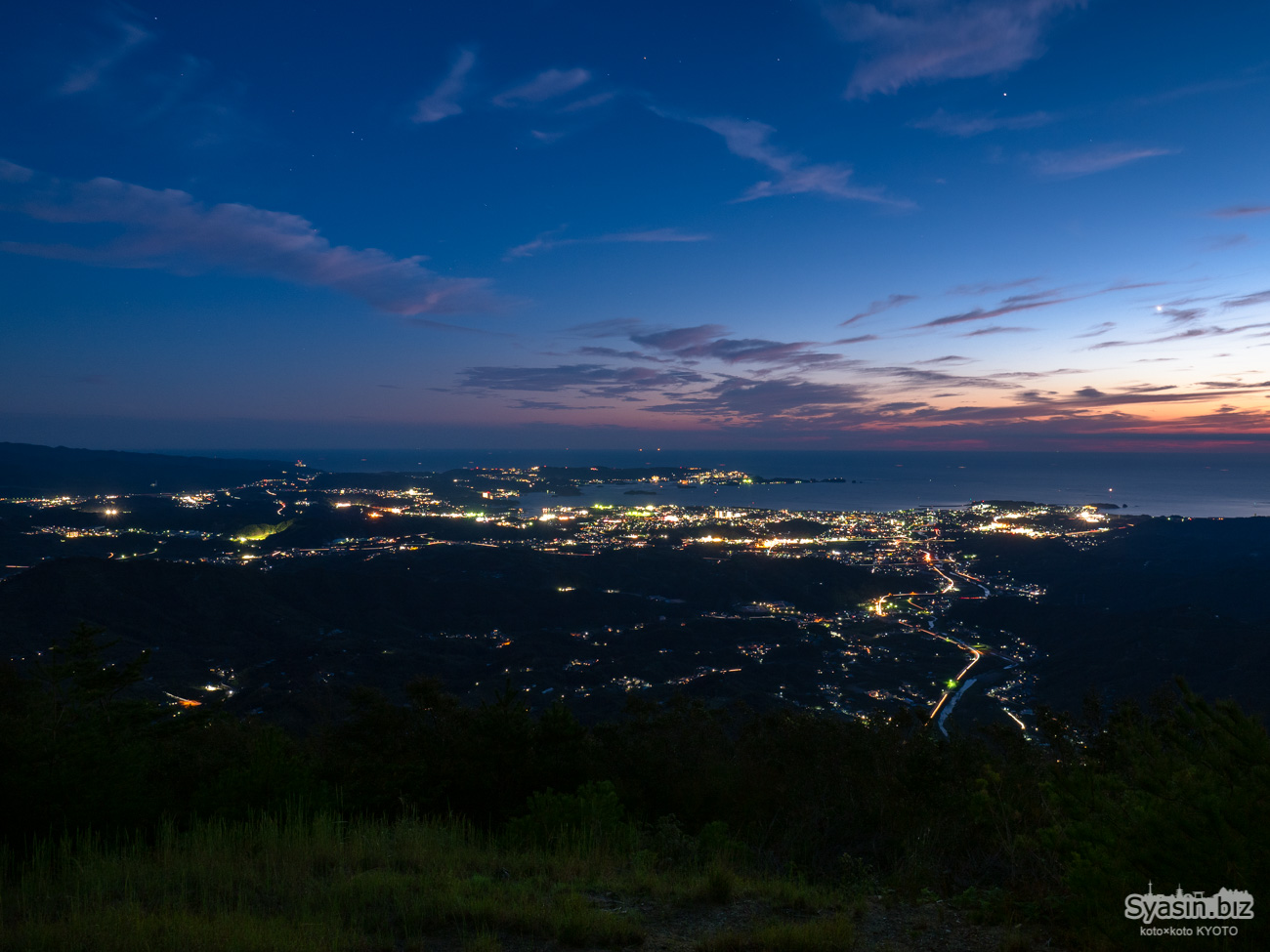 紀伊・高尾山の夜景 – 田辺と白浜の特徴的な海岸線を眺める夜景