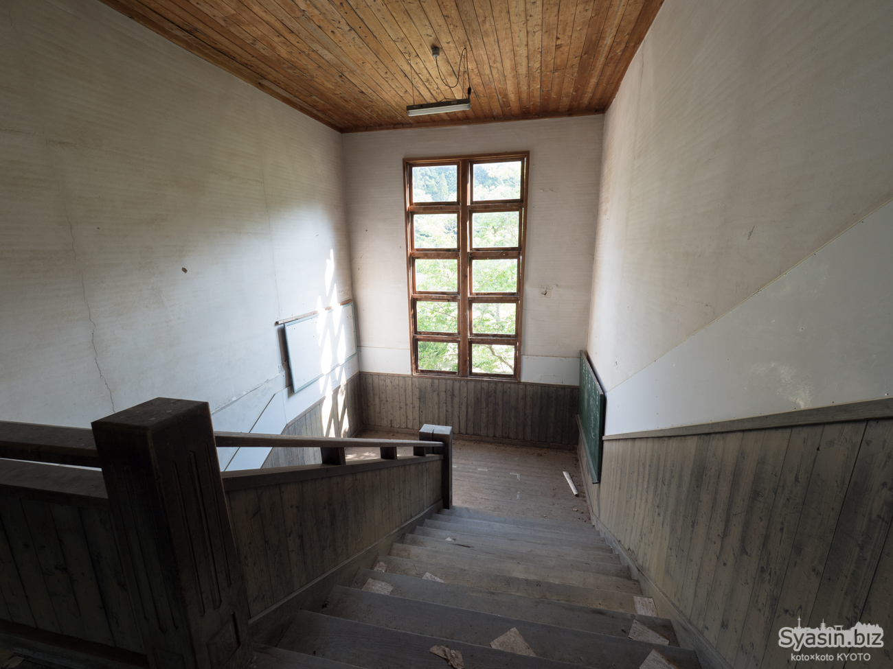 旧丹生小学校 – 窓が素敵な木造の廃校舎