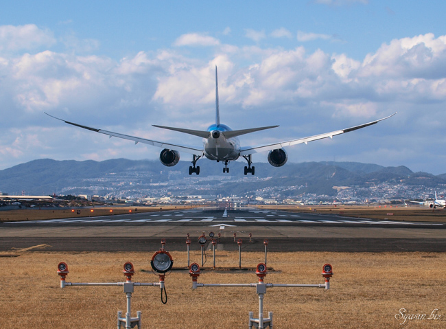 千里川の土手は大阪空港に着陸する飛行機を超間近で見学できる