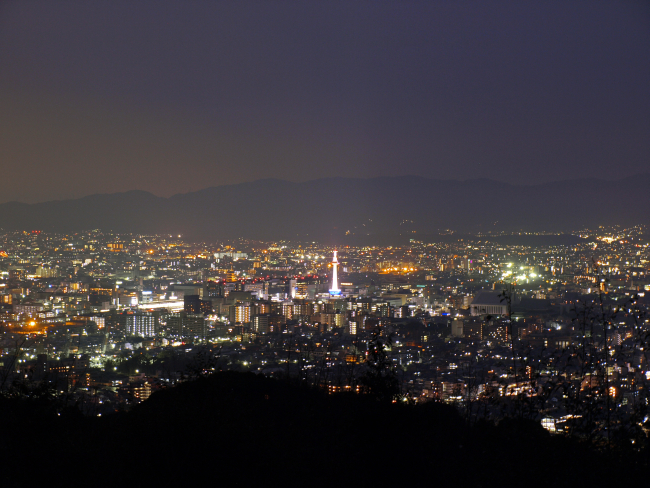 京都将軍塚　京都タワー方面夜景