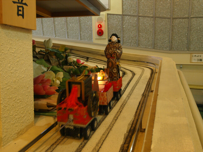 列車に乗って位牌や人形が移動する能勢・高燈籠