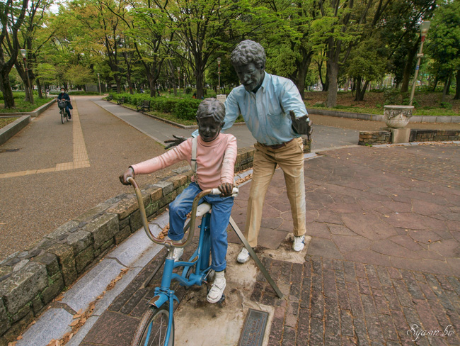 大阪・靭公園にはまるで魔法にかけられた様なリアルな銅像がある